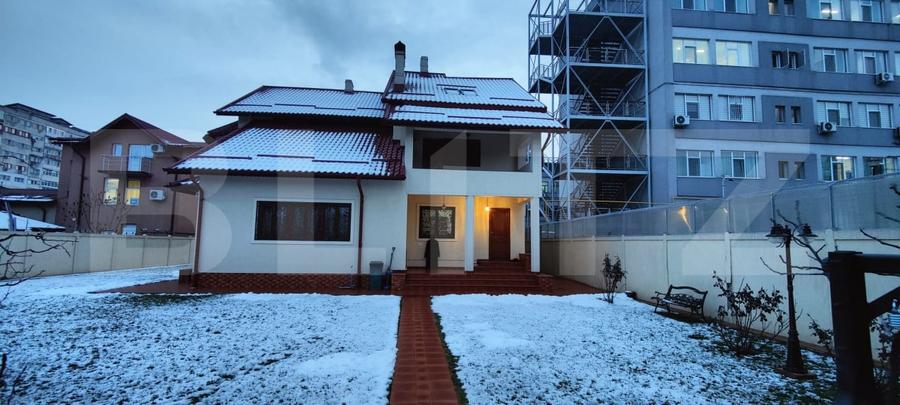 Casă individuală cu 10 camere cu Canalizare în Central