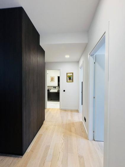Apartament cu 3 camere semidecomandat, mobilat în P-ța Romană