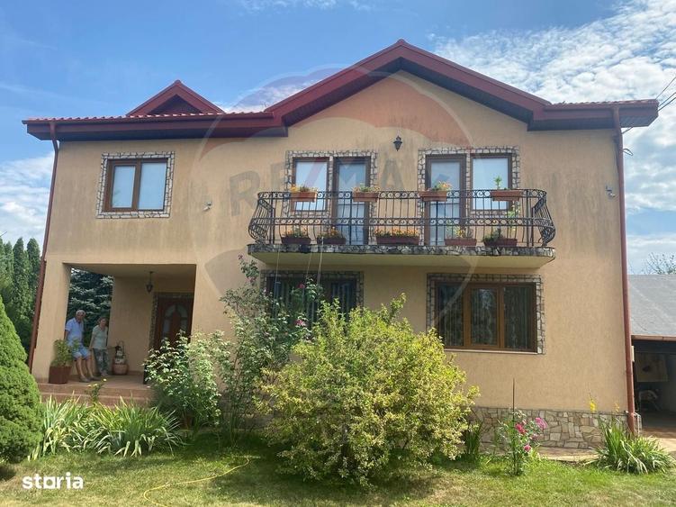 Casă cu 4 camere cu Piscina în Central