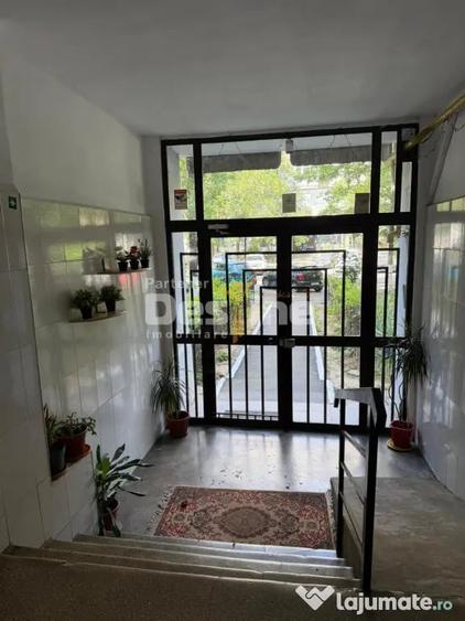 Apartament cu 4 camere decomandat în Crângași