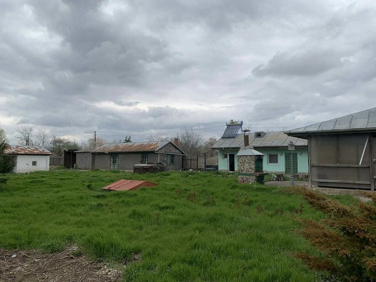 Casă cu 5 camere cu Teren 2100 Mp în Scorțaru Vechi