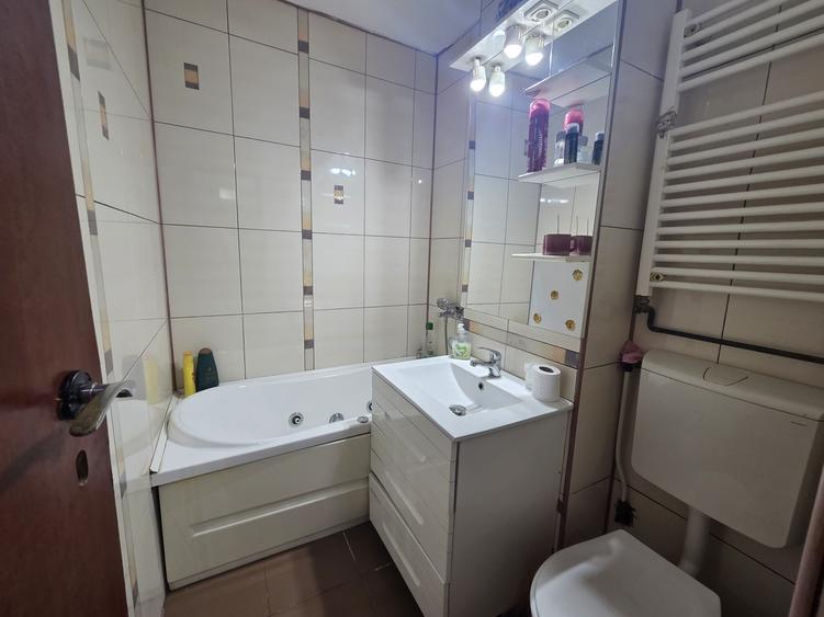 Apartament cu 2 camere semidecomandat, mobilat în Dacia