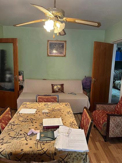 Apartament cu 3 camere semidecomandat în Brâncoveanu