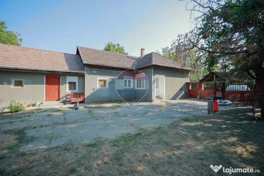 Casă cu 4 camere cu Teren 620 Mp în Santăul Mare