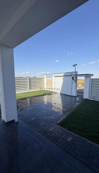 Duplex cu 4 camere cu Canalizare în 1 Decembrie