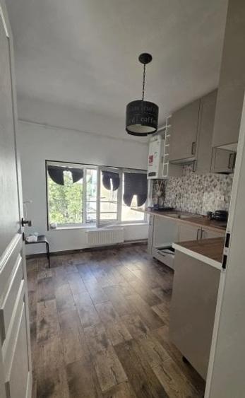 Apartament cu 3 camere semidecomandat, mobilat în Calea Călărașilor