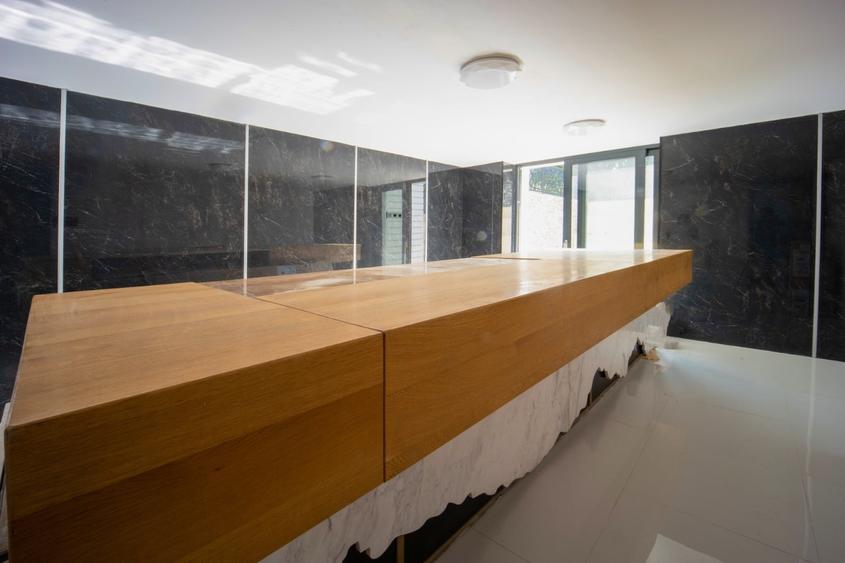 Casă individuală cu 10 camere cu Canalizare în Ultracentral
