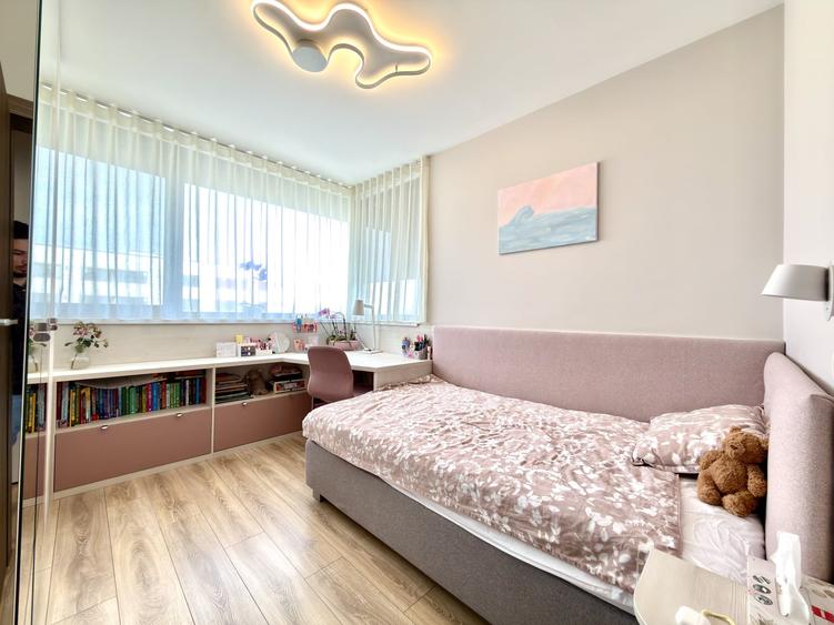 Apartament cu 3 camere semidecomandat, mobilat în Torontalului