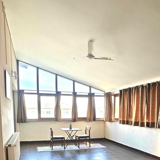 Apartament cu 4 camere decomandat, mobilat în Băneasa