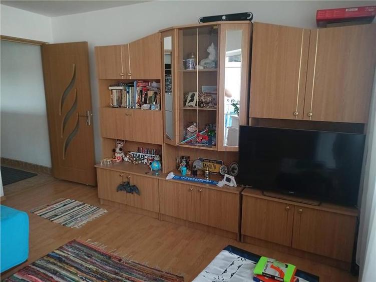 Apartament cu 2 camere decomandat, mobilat în Dâmbovița