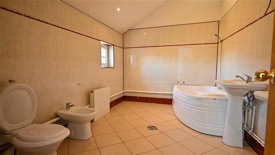 Duplex cu 13 camere cu Canalizare în Central