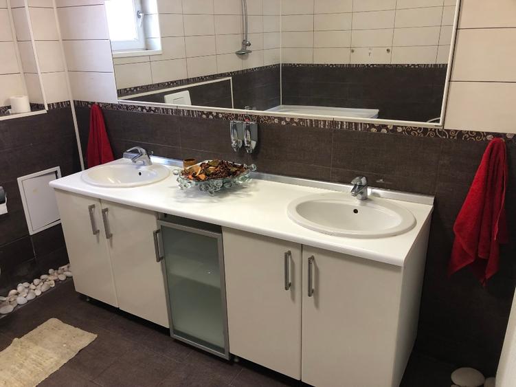 Casă individuală cu 5 camere cu Teren 560 Mp în Central