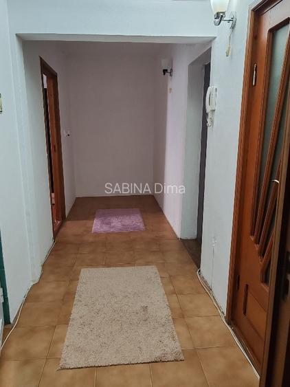 Apartament 3 camere de închiriat.