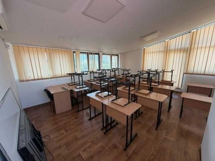 Casă individuală cu 13 camere cu Canalizare în Victoriei