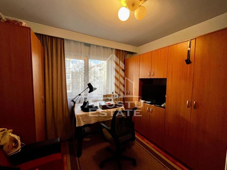 Apartament cu 3 camere semidecomandat, mobilat în Lipovei