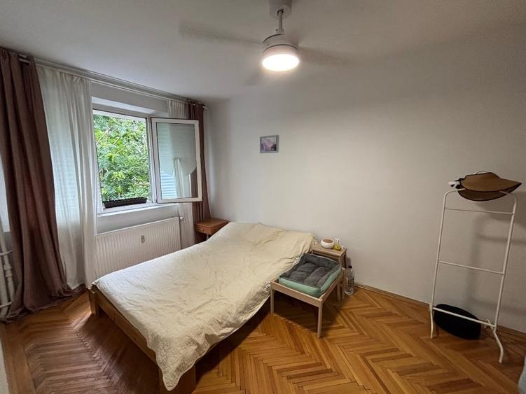 Apartament cu 3 camere semidecomandat, mobilat în 1 Mai
