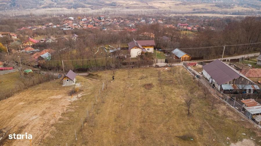 Teren de 5100 mp, în Central