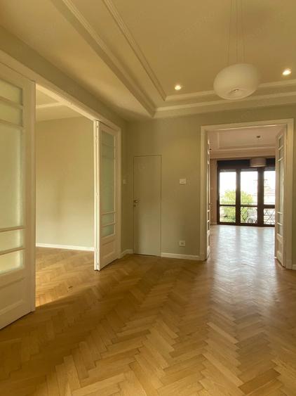 Apartament cu 4 camere decomandat în Central