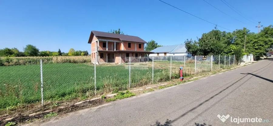 Casă cu 5 camere cu Teren 1167 Mp în Drăgănești
