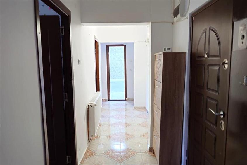Apartament cu 3 camere decomandat, mobilat în Crișcior