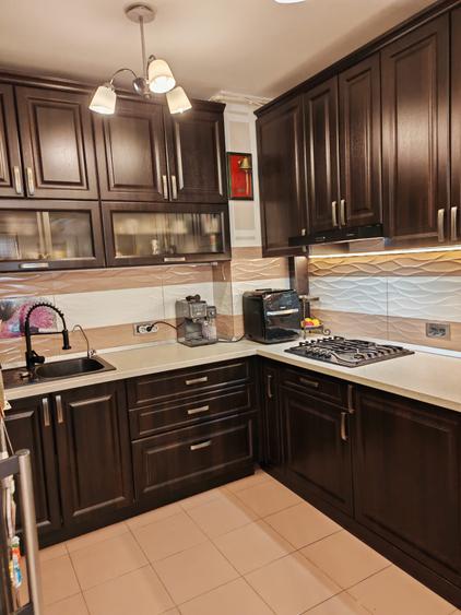 Apartament cu 3 camere semidecomandat în Tractorul