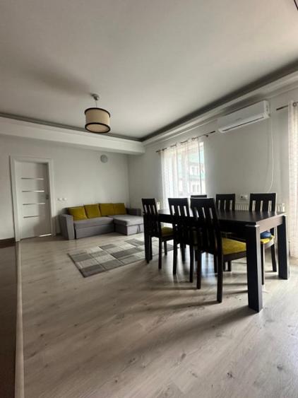 Apartament cu 4 camere semidecomandat în Florești