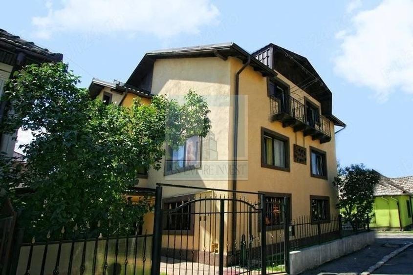 Casă individuală cu 10 camere cu Canalizare în Județean
