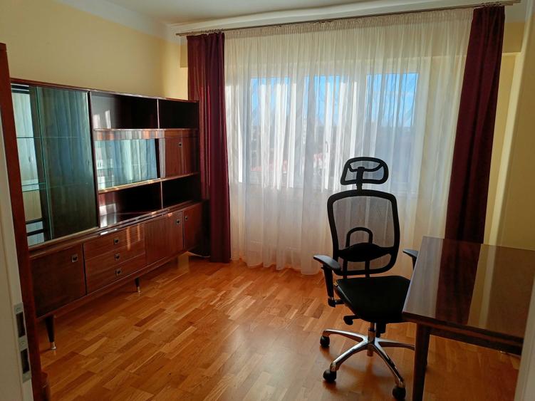 Apartament cu 4 camere semidecomandat, mobilat în Dacia