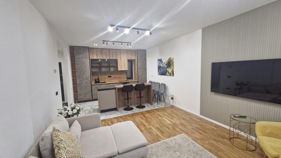 Apartament cu 3 camere decomandat, mobilat în Casin