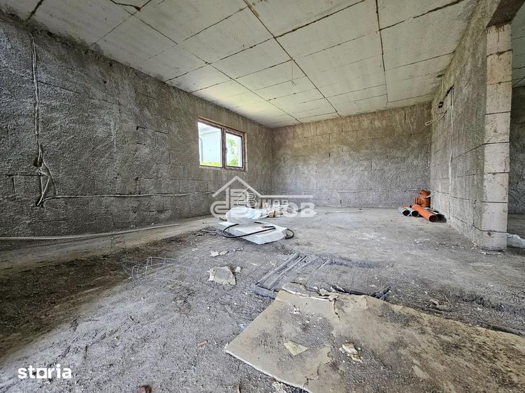 Casă cu 4 camere cu Teren 343 Mp în Comișani