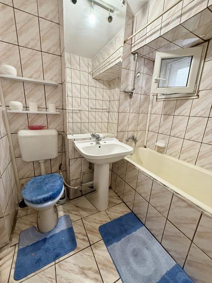 Apartament cu 3 camere decomandat, mobilat în P-ța Victoriei