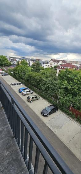 Apartament cu 2 camere decomandat în Tractorul