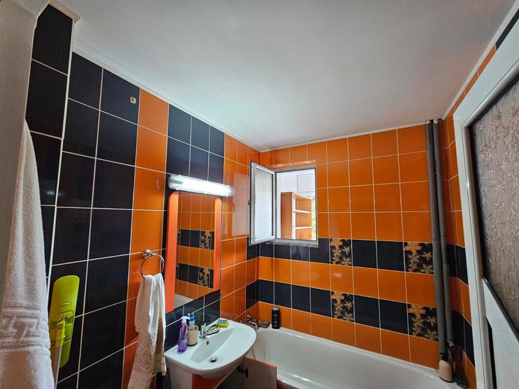 Apartament cu 3 camere semidecomandat, mobilat în Podu Roș