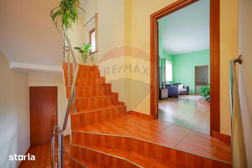 Casă cu 7 camere cu Teren 153 Mp în Central