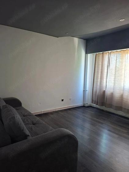 Garsonieră decomandată în