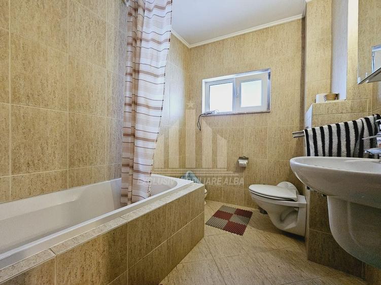 Casă individuală cu 8 camere cu Canalizare în Cetate