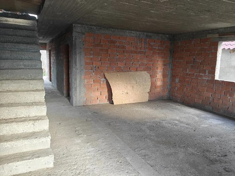 Casă cu Teren 1310 Mp în Scorțaru Vechi
