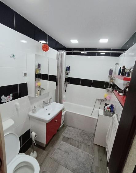 Apartament cu 3 camere semidecomandat în Central