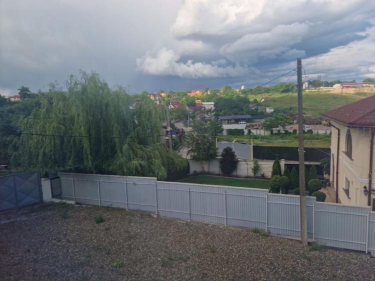 Casă individuală cu 6 camere cu Canalizare în Est