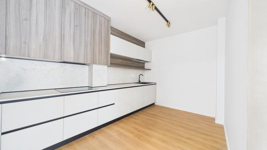 Apartament cu 3 camere semidecomandat în Grivița