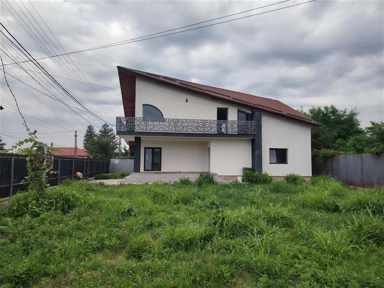 Casă cu 4 camere cu Teren 600 Mp în Lipănești