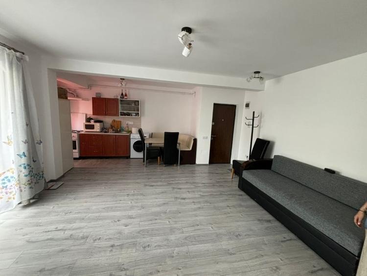 Apartament cu 2 camere semidecomandat, mobilat în Florești