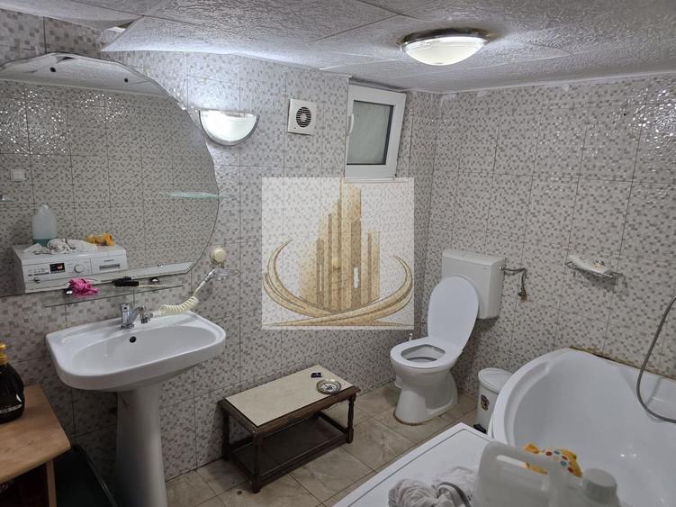 Casă individuală cu 6 camere cu Canalizare în Lipovei