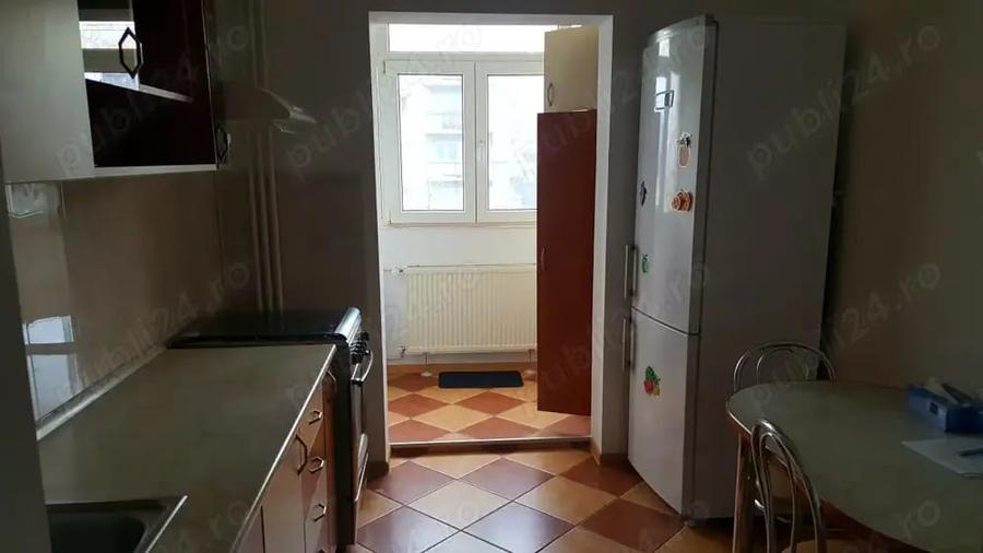 Apartament cu 3 camere semidecomandat, mobilat în Tei