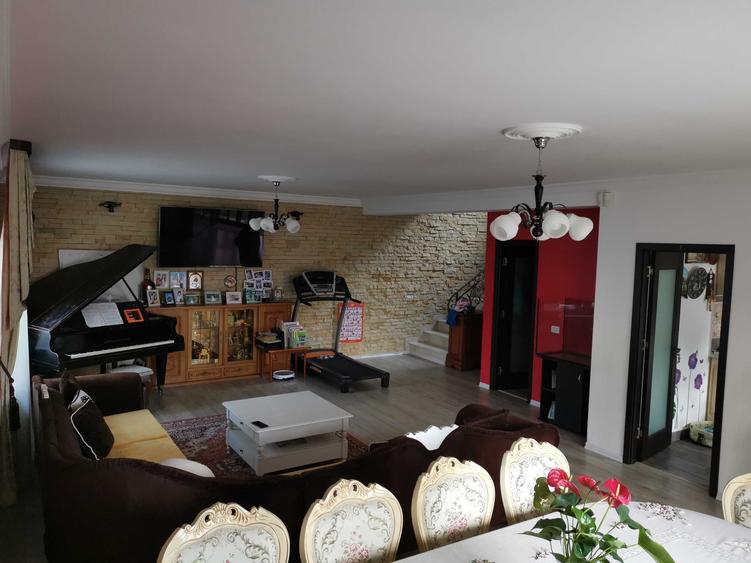 Casă cu 4 camere cu Teren 420 Mp în Piața Centrală