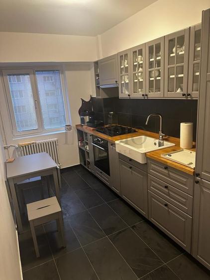 Apartament cu 3 camere decomandat, mobilat în P-ța Victoriei