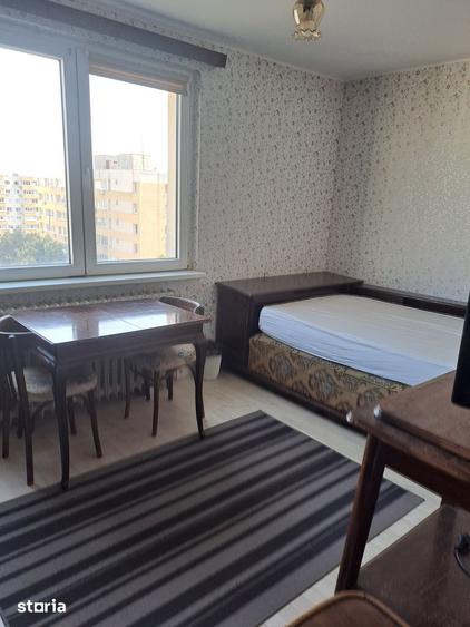 Apartament cu 3 camere semidecomandat în Tei
