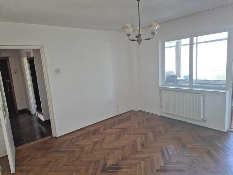 Apartament cu 3 camere decomandat în Bârzești