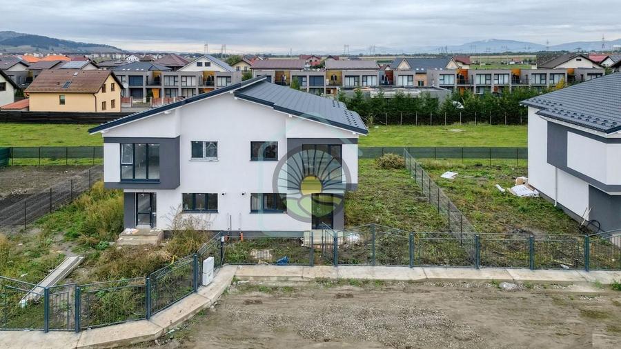 Duplex cu 4 camere cu Canalizare în Sânpetru