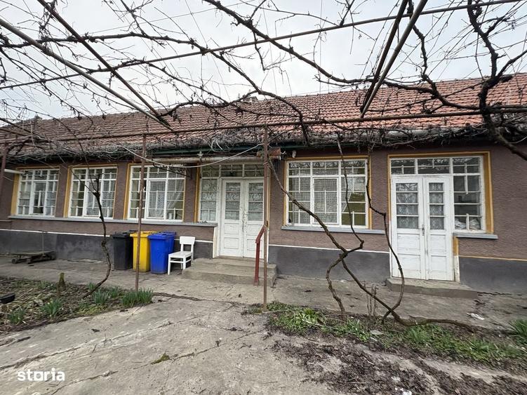 Casă cu 4 camere în Sântion